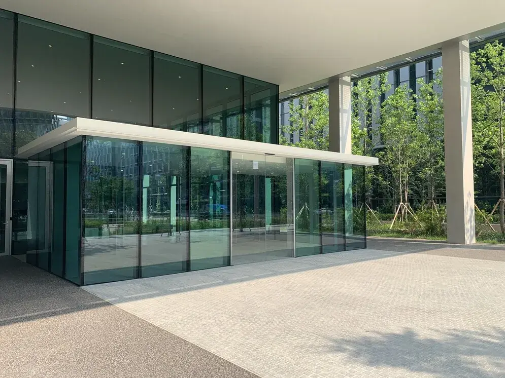 La puerta automática corredera principal del Daesang Inno Park en Seúl