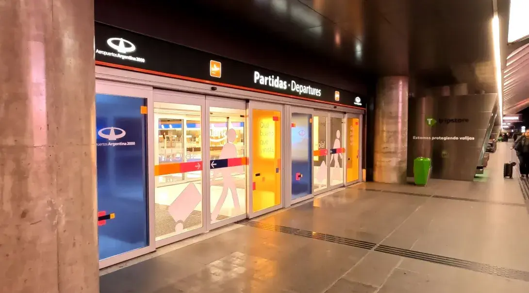 Instalación de puertas automáticas para optimizar y modernizar aeropuertos