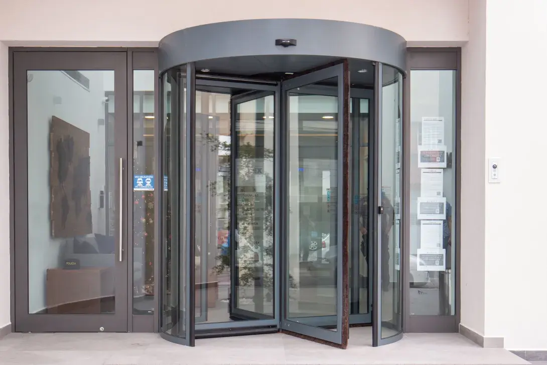 Puerta automática giratoria para las oficinas de Welldex Logistics en México