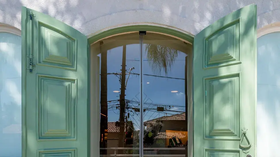 Puerta automática corredera en la tienda de Tania Bulhões en Belo Horizonte