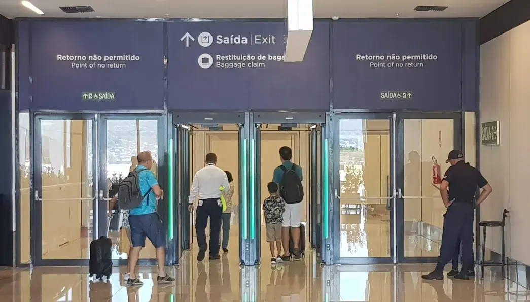 Pasillos antirretorno en el aeropuerto internacional Hercílio Luz
