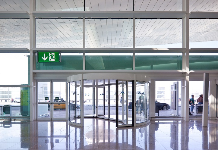 Eficiencia y seguridad en los aeropuertos gracias a las puertas automáticas