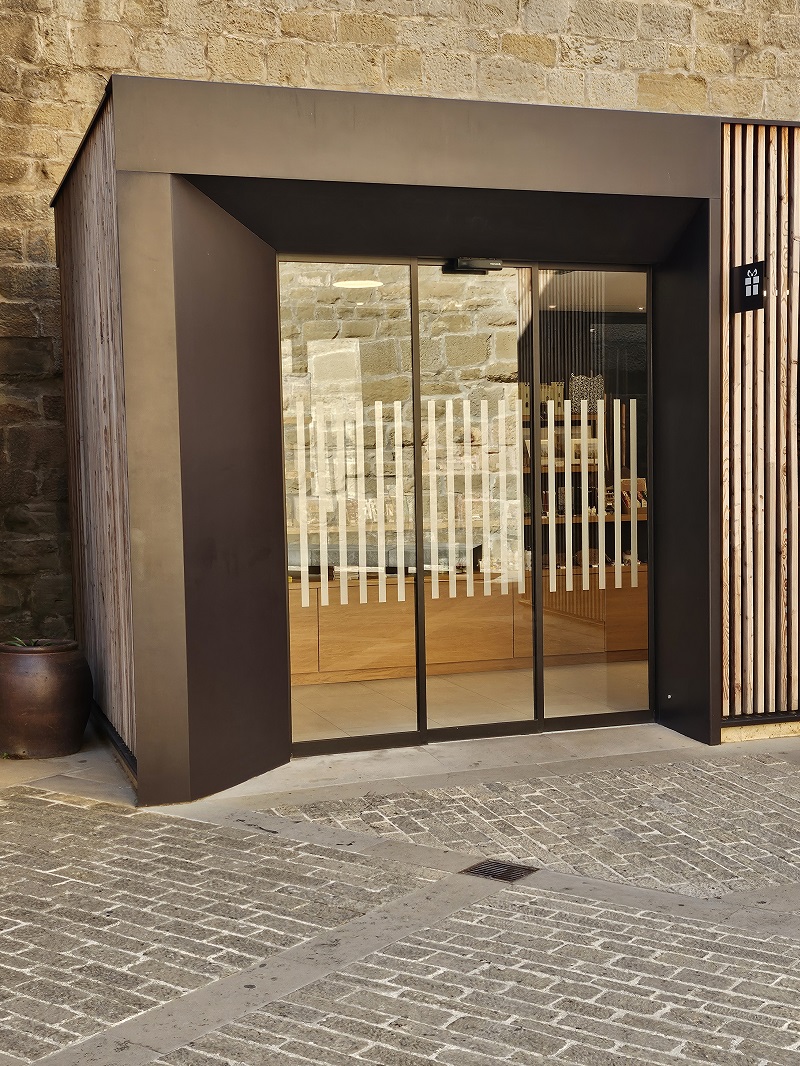 La instalación de puertas automáticas en la tienda del Castillo de Olite